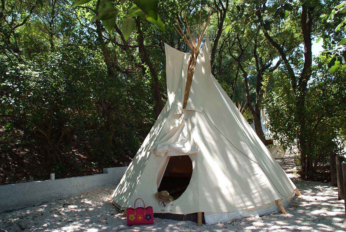 location-tipi-camping-toulon-piscine-1.1 location hébergements insolites